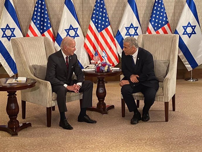 El presidente de EEUU, Joe Biden (i), durante un encuentro en Jerusalén con el primer ministro y ministro de Exteriores de Israel, Yair Lapid (d)