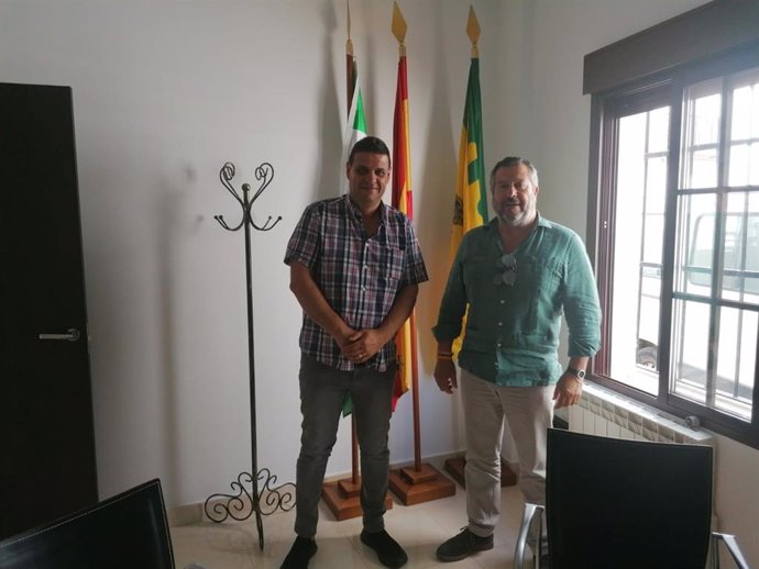 Ee delegado de Administración Local de la Junta en Huelva, Alfredo Martín (derecha), durante su visita a Los Marines, donde se ha reunido con el alcalde, Israel Arias.