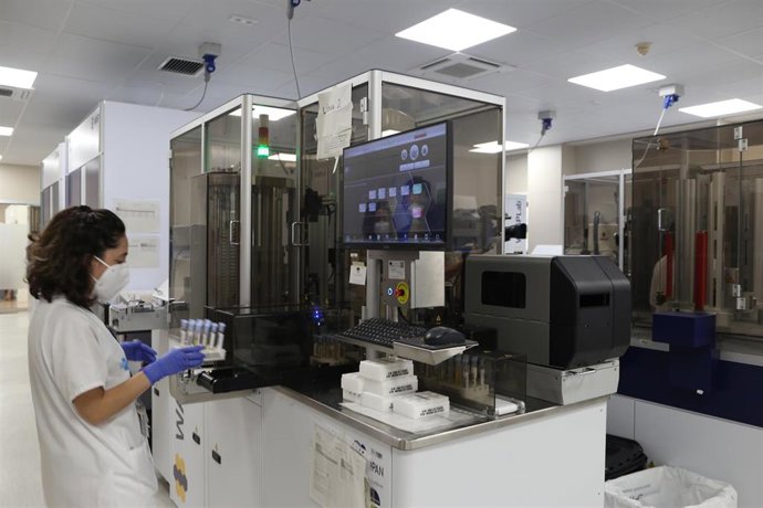 El Hospital Vall d'Hebron de Barcelona incorpora al diagnóstico bacteriológico una nueva plataforma robótica con un sistema de lectura de inteligencia artificial