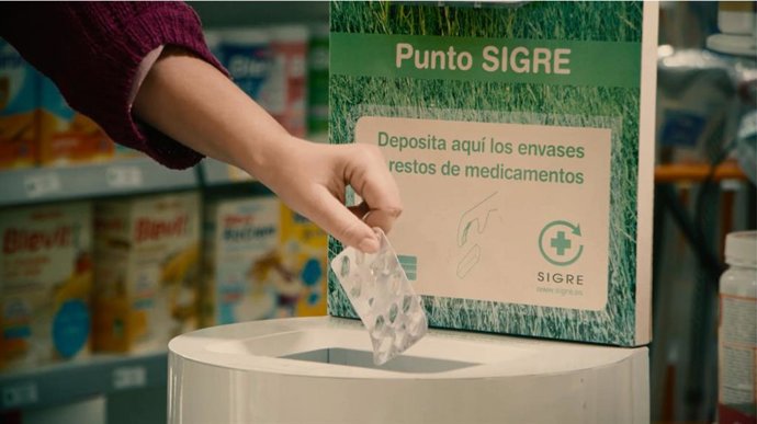 Archivo - Uno de los 437 puntos de reciclaje de medicamentos que Sigre ha colocado en Baleares.