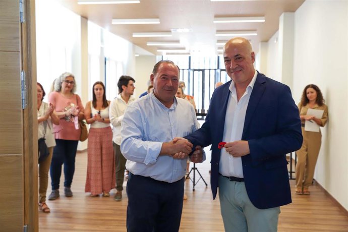 El presidente de la Diputación de Córdoba, Antonio Ruiz (dcha.), en su visita a Belalcázar.
