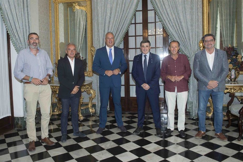 Presentación de la estrategia para crear empresas turísticas vinculadas al sector primario.