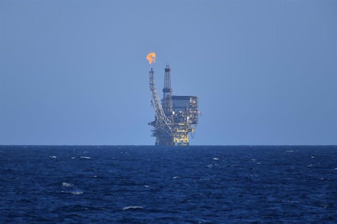 Archivo - Una plataforma de gas y petróleo frente a la costa de Libia en el Mediterráneo Central en la zona de Bahr Essalam Gas Field y Bouri Oilfiield, a 25 de febrero de 2022, en Libia