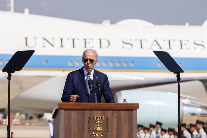 El presidente de Estados Unidos, Joe Biden, a su llegada al aeropuerto israelí de Ben Gurion.