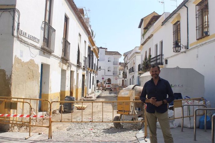 Archivo - David Dorado, visitando unas obras cuando era teniente de alcalde de Infraestructuras del Ayuntamiento de Córdoba.