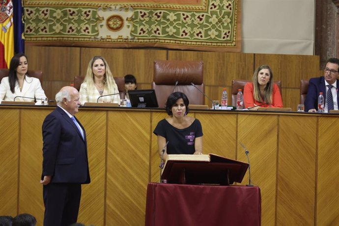 La diputada de Adelante Andalucía Teresa Rodríguez promete acatar la Constitución y el Estatuto en la sesión constitutiva de la XII Legislatura del Parlamento andaluz.