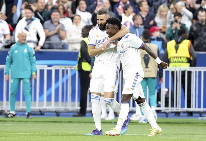 Archivo - Vinicius Junior y Karim Benzema celebran el gol del brasileño en la final de la Liga de Campeones