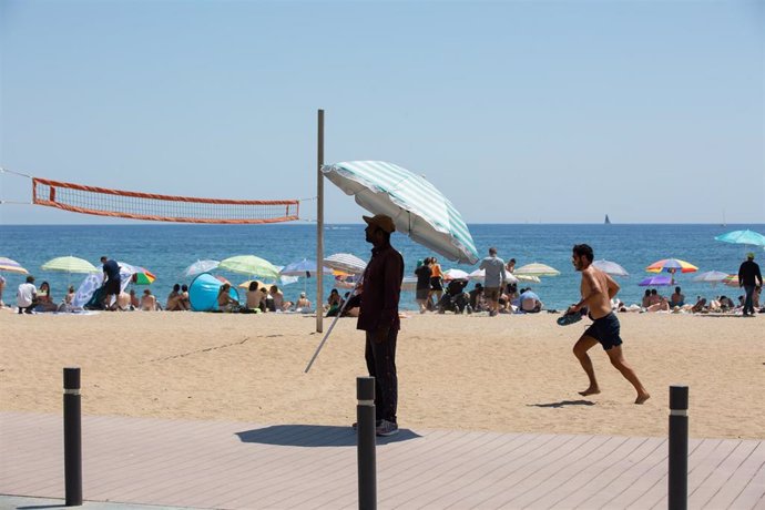 Un hombre con una sombrilla en la playa