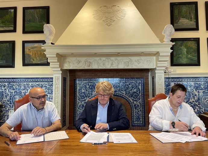 Un momento de la firma del convenio sobre el aparcamiento de José Zorrilla de Segovia.