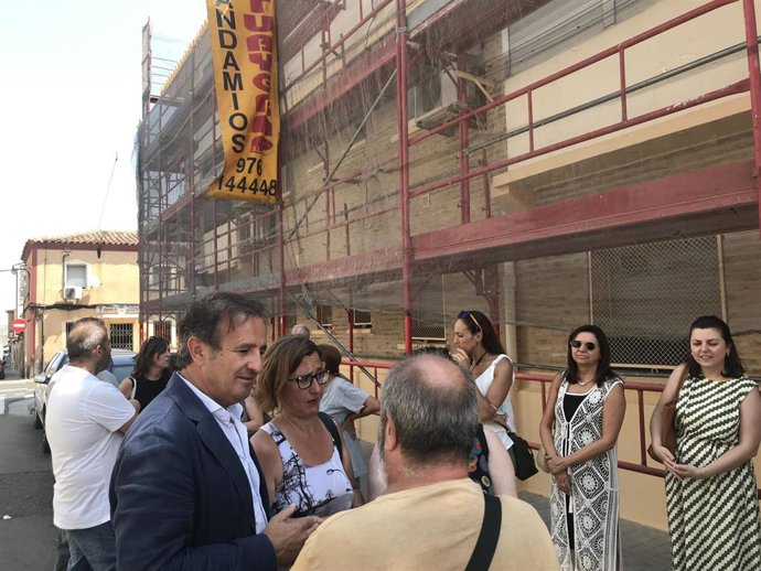 El consejero municipal de Acción Social y Familia, Ángel Lorén, comprueva la mejora de calles y edificios de Oliver con el empleo de inserción promovido por Ayuntamiento y Fundación Adunar