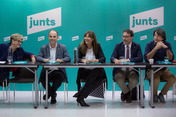 Archivo - La líder de Junts y presidenta del Parlament, Laura Borrs (c); el nuevo secretario general de Junts, Jordi Turull (2i), y el diputado de JxCat Francesc Dalmases (1d) en una rueda de prensa tras la primera reunión de la nueva ejecutiva de Junt