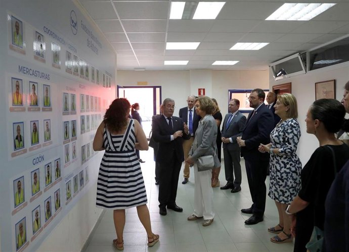 La Reina Sofía durante su visita al Banco de Alimentos de Asturias.