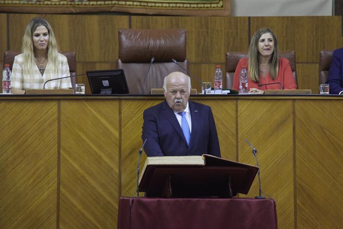 El nuevo presidente del Parlamento, Jesús Aguirre, toma posesión de su cargo durante la sesión constitutiva del Parlamento andaluz de la XII Legislatura en el Parlamento de Andalucía, a 14 de julio de 2022 en Sevilla (Andalucía, España)