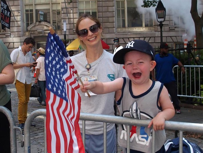 Archivo - 07 July 2021, US, New York: A boy holds a flag during the 'Hometown Heroes' Parade to honor essential workers along Manhattan's Canyon of Heroes in Lower Manhattan. Photo: Bruce Cotler/ZUMA Wire/dpa