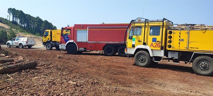 Un camión del CPEI  de Badajoz junto a los del Infoex en Las Hurdes.