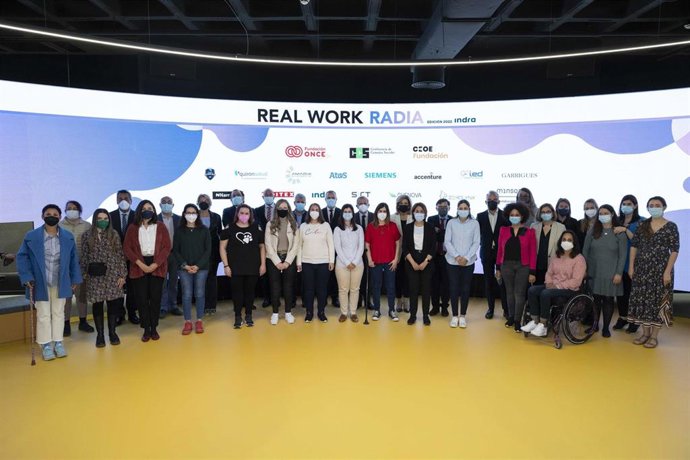 Archivo - Foto de familia de la II convocatoria del Programa RADIA de formación tecnológica para mujeres con discapacidad