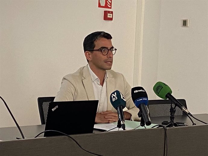 El conseller de Modelo Económico, Turismo y Trabajo, Miquel Company, en una rueda de prensa.