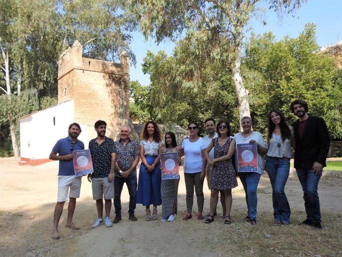La delegada de Turismo del Ayuntamiento de Alcalá de Guadaíra, Rosa Carro, ha presentado, junto a los artistas participantes, el festival 'Noctaíra' y la noche de San Miguel.