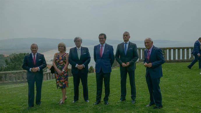 El presidente de la CEOE, Antonio Garamendi, con el presidente de la CEG, Juan Manuel Vieites, y representantes de la patronal gallega