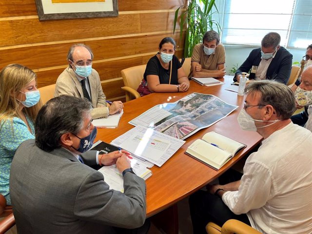 Reunión entre el director general de Carreteras de la Junta, Jesús Puerta, el alcalde de Cabezón, Sergio García, y representantes del colectivo 'Cabezón con su puente'.