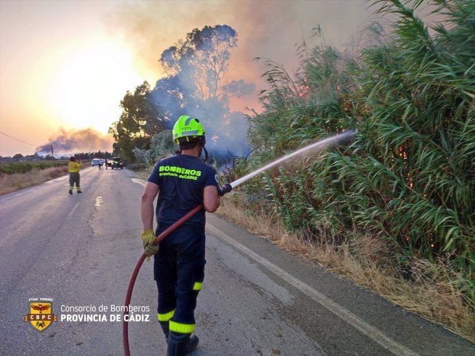 Un efectivo de Bomberos en el incendio de Jerez.