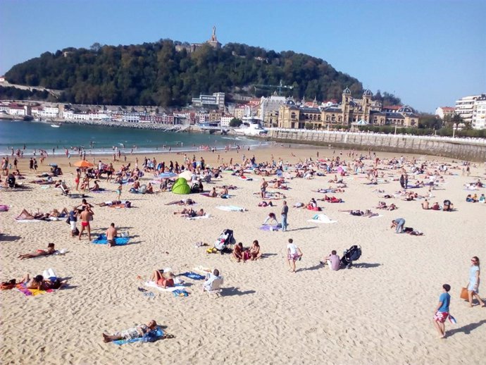 Archivo - Playa en San Sebastián.