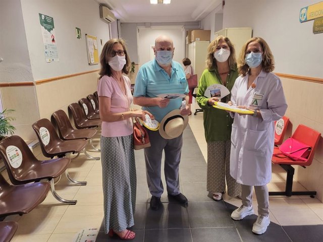 Reparto de abanicos.