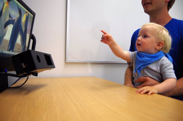 Un niño de un año durante un estudio que utiliza el seguimiento ocular para analizar el comportamiento de la mirada.