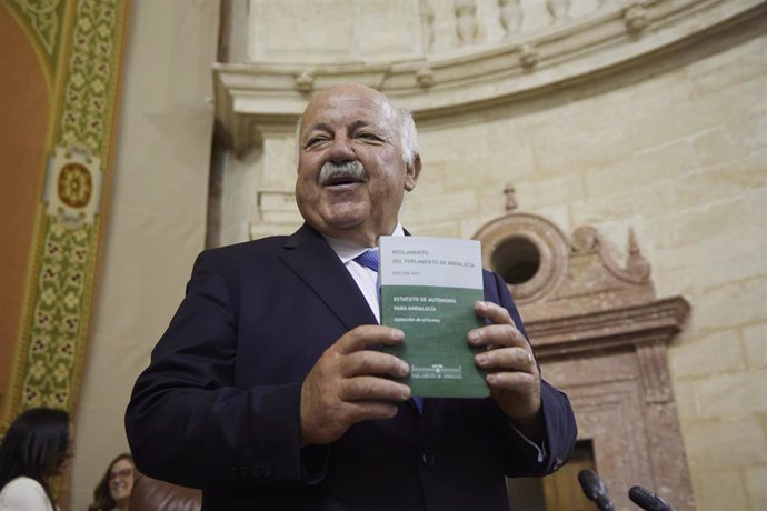 El nuevo presidente del Parlamento de Andalucía, Jesús Aguirre, posa con los estatutos de la Junta de Andalucía durante la sesión constitutiva del Parlamento andaluz de la XII Legislatura en el Parlamento de Andalucía.