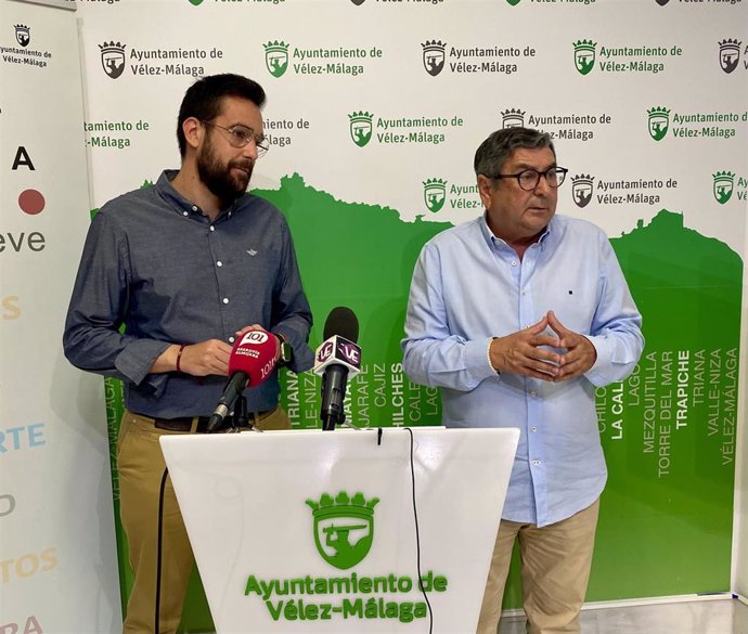 El alcalde de Vélez, Antonio Moreno Ferrer, y el concejal del Organismo Autónomo Local de Desarrollo Integral del Municipio de Vélez-Málaga (OALDIM), Víctor González.