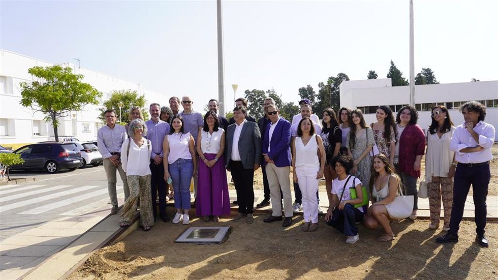 La Universidad de Huelva pone la primera piedra de su futura residencia de estudiantes.