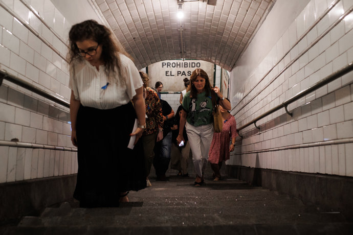 Varias personas a su salida de la estación de Chamberí