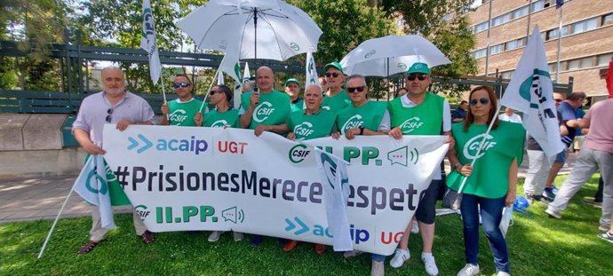 Concentración de representantes de los funcionarios de prisiones ante la sede de la Delegación del Gobierno en Valladolid