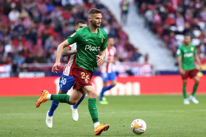 Archivo - Domingos Duarte durante su etapa como jugador del Granada en un partido de LaLiga Santander 2021-2022 ante el Atlético de Madrid.