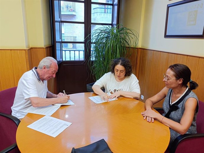 Firma del convenio de colaboración entre la Asociación de Comerciantes ADECA y el M.I. Ayuntamiento de Alfaro