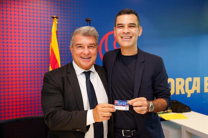 El presidente del FC Barcelona, Joan Laporta, con el nuevo entrenador del Bara Atltic, Rafa Márquez