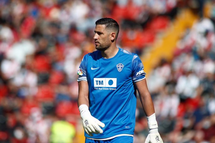 Archivo - Kiko Casilla of Elche looks on during the spanish league, La Liga Santander, football match played between Rayo Vallecano and Elche CF at Campo de Futbol de Vallecas on October 17, 2021, in Madrid, Spain.