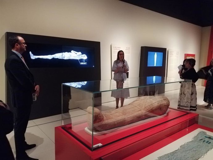 La comisaria Marie Vandenbeusch durante la visita guiada de la exposición.