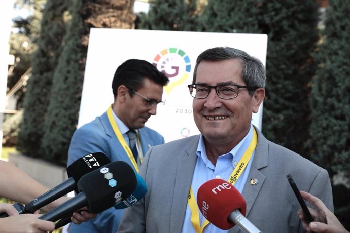 El presidente de la Diputación de Granada, José Entrena, atiende a los medios.