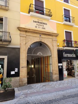 Archivo - Entrada al Mercado de San Francisco por la calle Álamos.