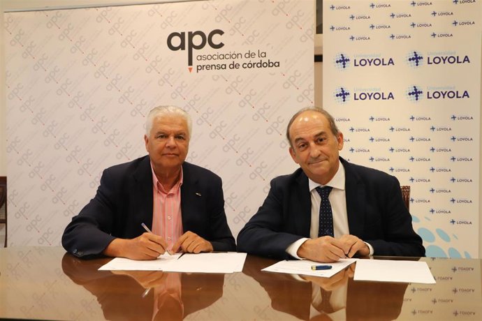 El presidente de la Asociación de la Prensa de Córdoba, Ricardo Rodríguez Aparicio (izda.), y el rector de la Universidad Loyola, Gabriel Pérez Alcalá.