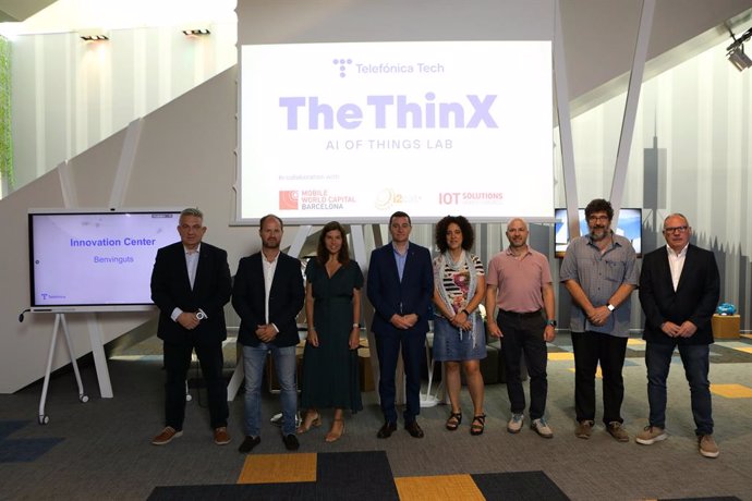 Representants d'empreses i institucions que formen part del laboratori The ThinxLab 5G Barcelona