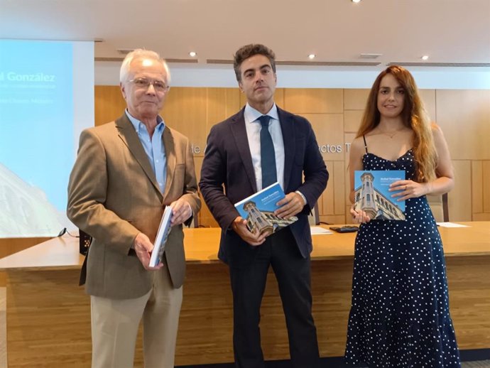José María Cabeza, José Manuel Flores y Noelia Chaves, en la presentación del libro sobre la obra residencial de Aníbal González, en la sede de la Fundación Aparejadores.
