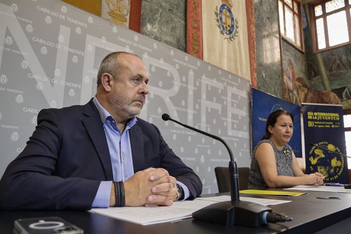 El vicepresidente del Gobierno de Canarias, Enrique Arriaga, y la consejera de Juventud, en la presentación de actividades del 'Día Europeo de la Juventud'