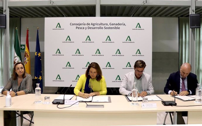 La consejera de Agricultura, Ganadería, Pesca y Desarrollo Sostenible en funciones, Carmen Crespo, ha presidido la firma de un convenio con  el Ayuntamiento de Villalba del Alcor (Huelva) para rehabilitar la antigua 'Bodega Fernández de Lara'