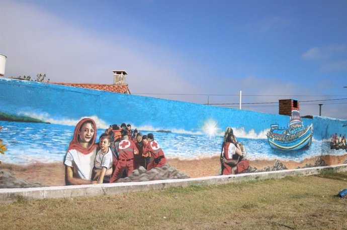Mural en Argentina que representa el abrazo de la voluntaria de Cruz Roja a Abdou.