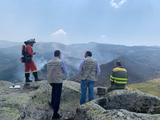 El delegado territorial de la Junta en Salamanca, Eloy Ruiz, visita las zonas afectadas por los incendios en el sur de la provincia.