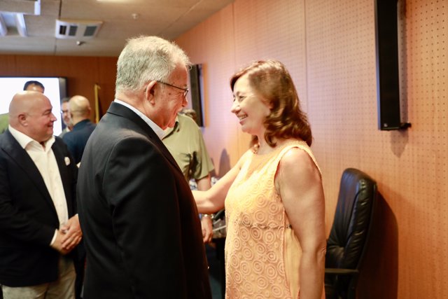 El nuevo presidente de la Cámara de Comercio de Mallorca, Eduardo Soriano, junto a la presidenta del Govern, Francina Armengol.