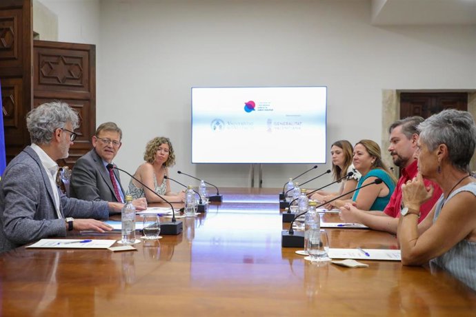 El 'president' de la Generalitat, Ximo Puig, recibe las recomendaciones y propuestas para elaborar el Plan Valenciano de Acción de Salud Mental, Drogodependencias y Conductas Adictivas