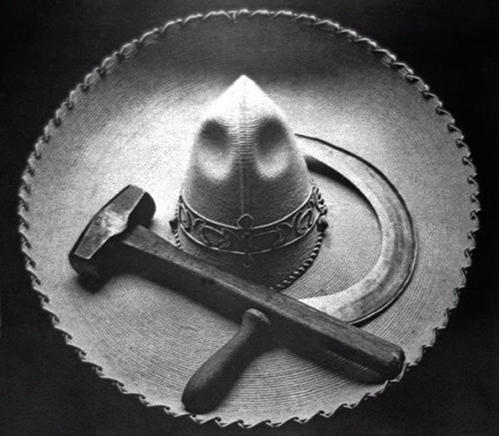 La exposición, incluida en la Sección Oficial de PHotoESPAÑA 2022, reúne 108 imágenes y diversos objetos de archivo cruciales en la vida de la autora.